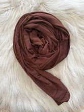 Charger l'image dans la galerie, HIJAB JERSEY MONOGRAMME CHOCOLAT
