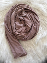 Charger l'image dans la galerie, HIJAB JERSEY MONOGRAMME MARON CLAIR
