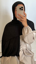 Charger l'image dans la galerie, HIJAB JERSEY MONOGRAMME ONDULÉ NOIR

