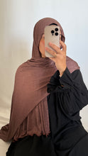 Charger l'image dans la galerie, HIJAB JERSEY MONOGRAMME ONDULÉ CHOCOLAT
