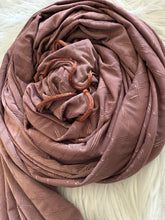 Charger l'image dans la galerie, HIJAB JERSEY MONOGRAMME ONDULÉ MARRON GLACÉ
